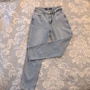 Curvy High-Rise Mom Jeans - Hollister